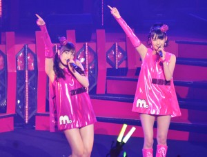  「モーニング娘。誕生15周年記念コンサートツアー2012秋　～ カラフルキャラクター ～」東京公演の模様（左から譜久村聖、道重さゆみ）
