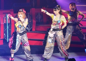 「モーニング娘。誕生15周年記念コンサートツアー2012秋　～ カラフルキャラクター ～」東京公演の模様（左から田中れいな、道重さゆみ）