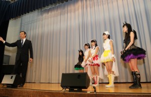 ももクロ、中学校に突撃訪問　校長先生からの御礼の言葉にメンバーが涙する場面も