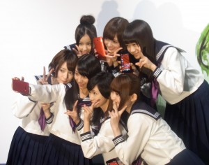 乃木坂46　HTC新端末発表会に登場！自分撮りに挑戦