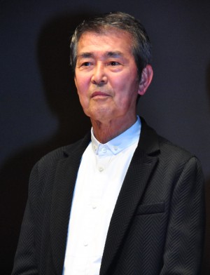 「悪党」完成披露試写会に登場した、渡哲也