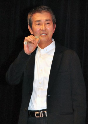 「悪党」完成披露試写会に登場した、渡哲也