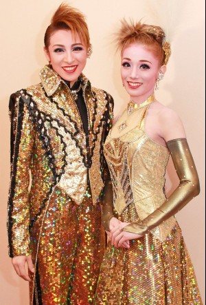 宝塚歌劇団雪組トップスター音月桂とトップ娘役の舞羽美海