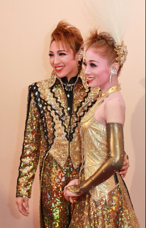 宝塚歌劇団雪組トップスター音月桂とトップ娘役の舞羽美海