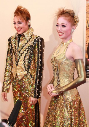 宝塚歌劇団雪組トップスター音月桂とトップ娘役の舞羽美海 