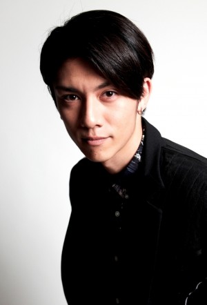 舞台「絶対彼氏。」でロボットを演じる青木玄徳