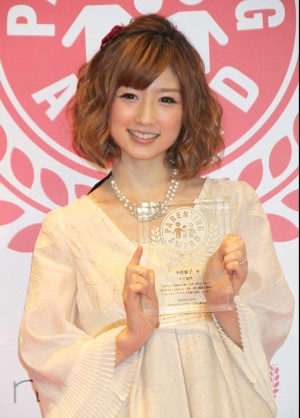 第5回「ペアレンティングアワード」で受賞した、小倉優子