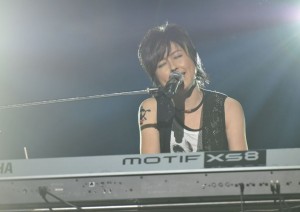 「Act Against AIDS」　で「ジュリアン」「M」を熱唱する岸谷香