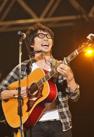 「Act Against AIDS」で熱唱する高橋優