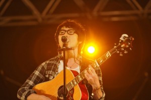 「Act Against AIDS」で熱唱する高橋優