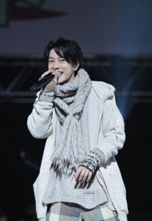 「Act Against AIDS」で熱唱する佐藤健