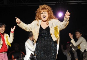 「Act Against AIDS」で地球ゴージャスの舞台を再現した森久美子