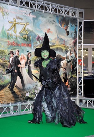 「オズ　はじまりの戦い」緑の魔女に扮したしずちゃん登場