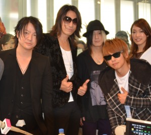TOKYO FMのスペイン坂スタジオにてラジオ出演したGLAYメンバー