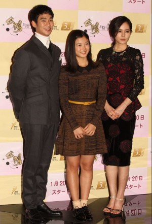  「太陽を抱く月」来日記者会見、（左より）キム・スヒョン、キム・ユジョン、ハン・ガイン