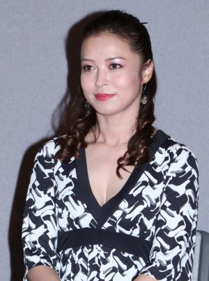 「嘆きの美女」完成披露試写会に登場した、横山めぐみ