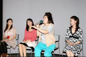 「嘆きの美女」完成披露試写会に登場した、（左かえ）中村静香、矢田亜希子、森三中の黒沢かずこ、横山めぐみ 