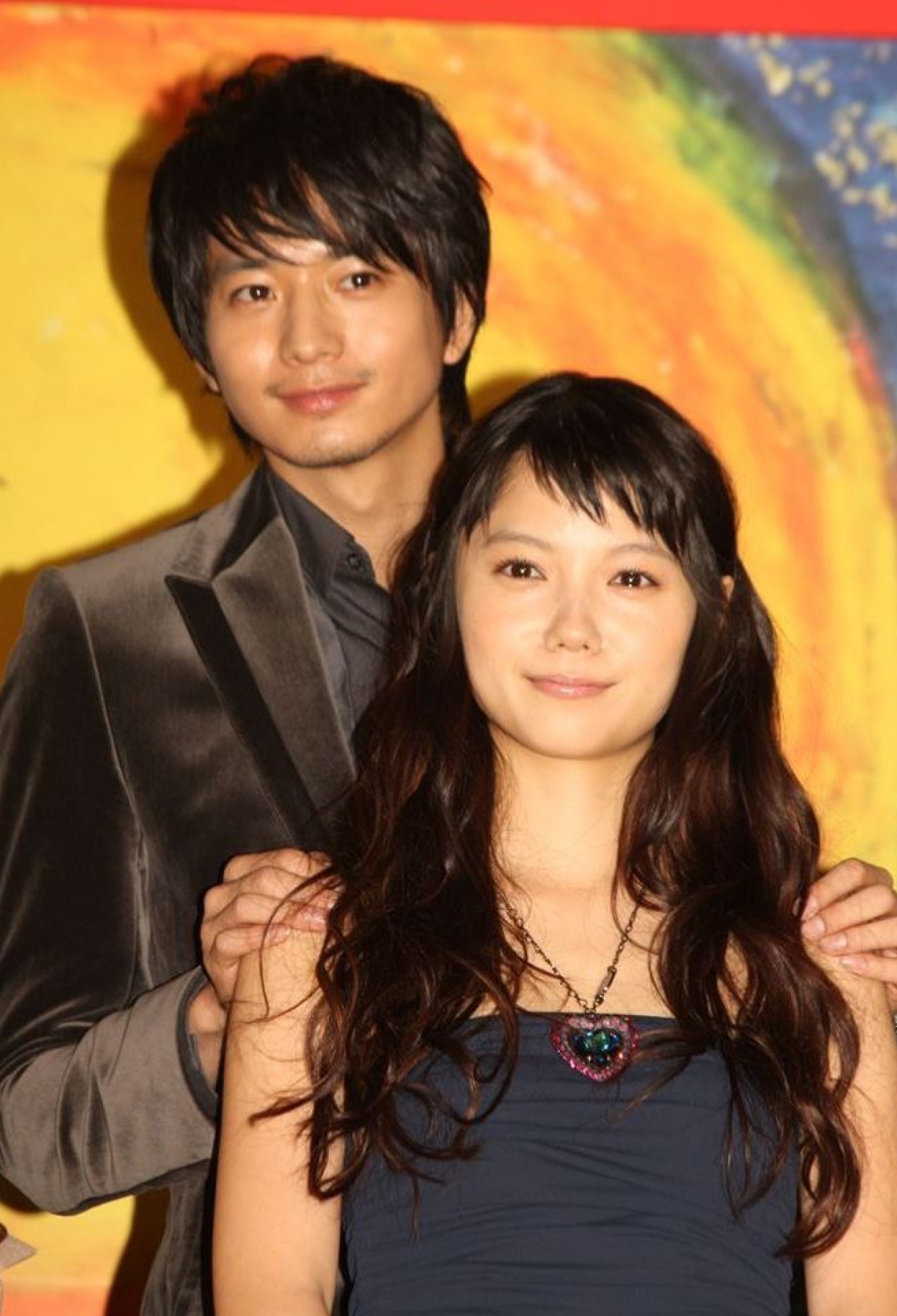 向井理が宮崎あおいを後ろからギュッ きいろいゾウ イエローカーペット 12年12月11日 映画 ニュース クランクイン 向井理が宮崎あおいを後ろからギュッ きいろいゾウ イエローカーペット 12年12月11日 映画 ニュース クランクイン