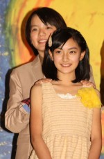 向井理が宮崎あおいを後ろからギュッ きいろいゾウ イエローカーペット 12年12月11日 映画 ニュース クランクイン 向井理が宮崎あおいを後ろからギュッ きいろいゾウ イエローカーペット 12年12月11日 映画 ニュース クランクイン