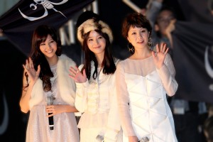 左から西内まりや、佐々木希、田中美保