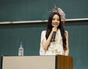 母校・亜細亜大学で「一日教授」として特別講座を行ったベッキー