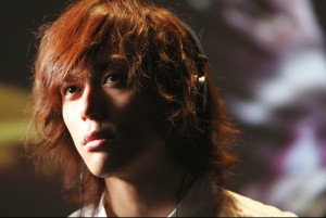 ビュアル系ロックバンドのバロック「キズナ」のCMで涙を見せる塩谷瞬