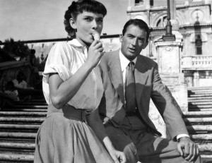 スペイン広場で…「ローマの休日」ごっこに注意。飲食禁止です