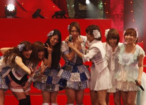 AKB最後のステージで号泣する増田有香（中央）