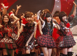 篠田率いる紅組メンバー（右から大島優子、小嶋陽菜、指原莉乃、篠田麻里子）