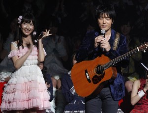 ゆきりんが押尾コータローのギターで「桜の花びらたち」を熱唱