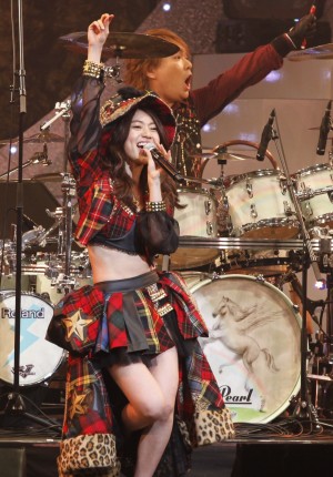 大島優子が生バンドで「GIVE ME FIVE」を熱唱