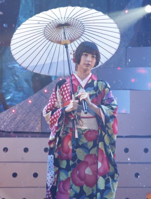 篠田が着物で「無人駅」を熱唱　第2回 AKB48紅白対抗歌合戦