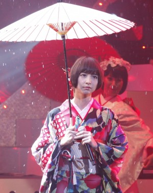 篠田が着物で「無人駅」を熱唱　第2回 AKB48紅白対抗歌合戦