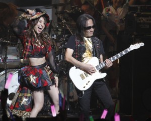 大島優子が生バンドで「GIVE ME FIVE」を熱唱