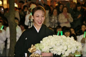 宝塚歌劇団卒業パレードに登場した、音月桂 