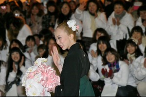 宝塚歌劇団卒業パレードに登場した、花帆杏奈