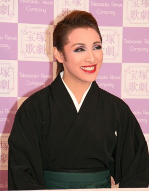 宝塚歌劇団、退団記者会見に出席した音月桂