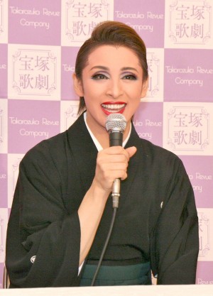 宝塚歌劇団、退団記者会見に出席した音月桂