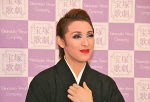 宝塚歌劇団、退団記者会見に出席した音月桂