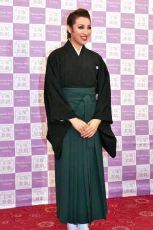 宝塚歌劇団、退団記者会見に出席した音月桂