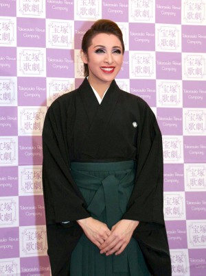 宝塚歌劇団、退団記者会見に出席した音月桂