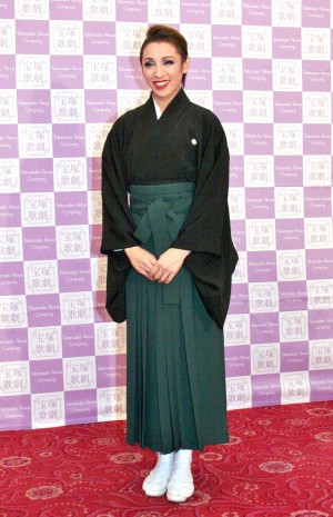 宝塚歌劇団、退団記者会見に出席した音月桂