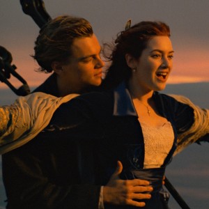 船首とみれば…いざ「タイタニック」ポーズ！