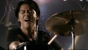 新CMでドラムスティックに魂が宿ったかのような最高の演奏を魅せた、福山雅治