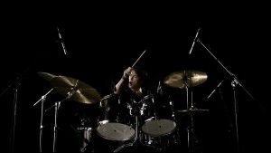 新CMでドラムスティックに魂が宿ったかのような最高の演奏を魅せた、福山雅治