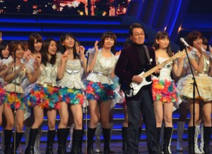 AKB48　五木ひろし「夜明けのブルース」のコーラスに参加