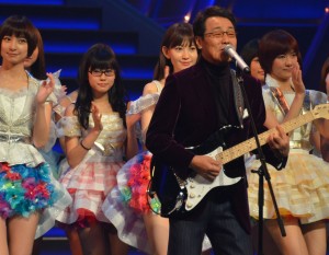 AKB48　五木ひろし「夜明けのブルース」のコーラスに参加