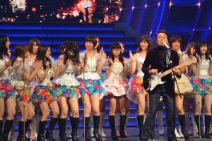 AKB48　五木ひろし「夜明けのブルース」のコーラスに参加