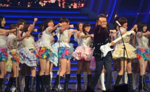 AKB48　五木ひろし「夜明けのブルース」のコーラスに参加