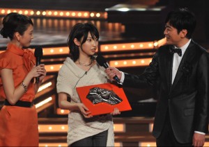 レコード大賞・最優秀新人賞を受賞した家入レオ